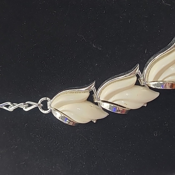 Elegant Silver and Cream Leaf  Lucite Necklace - Picture 3 of 5